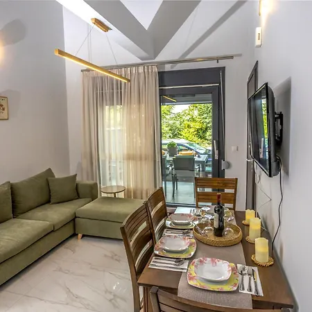 Maria's Deluxe Apartment *