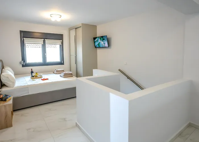 Maria's Deluxe * Nea Iraklitsa